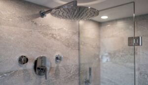 Der Essig-Trick gegen Kalkflecken an der Dusche: Warum Sie ihn trotzdem nicht auf Naturstein anwenden dürfen